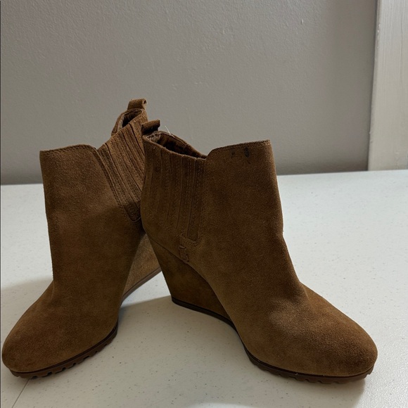 PreLoved- Gianni Bini Tan Suede Ankle Booties Never Worn please see photos - Picture 1 of 8